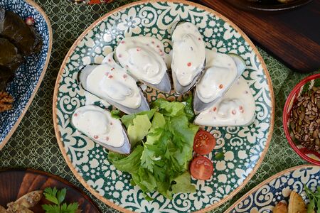 Мидии в сливочно-икорном соусе