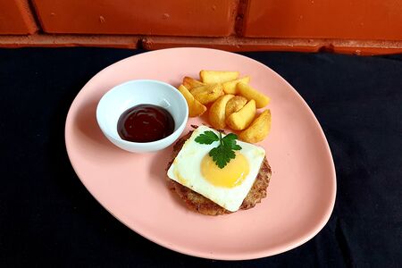 Бифштекс с яйцом