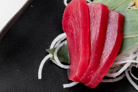 Сашими Тунец