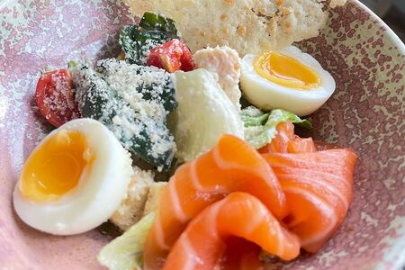 Салат Цезарь с семгой