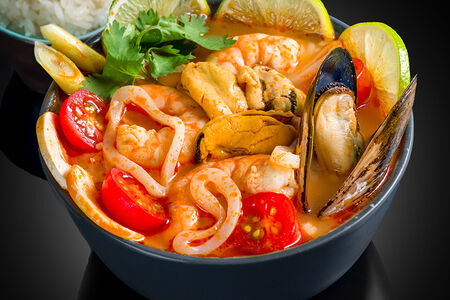 Том ям с морепродуктами