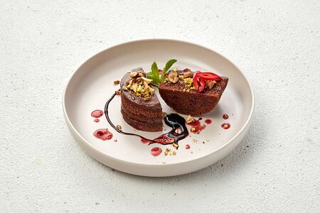 Шоколадно-вишнёвый торт