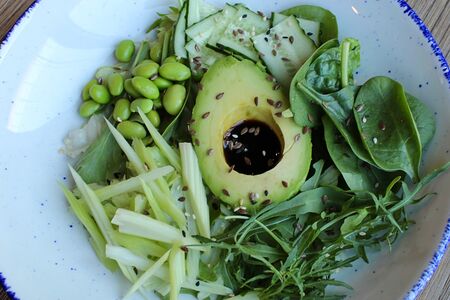 Хрустящий салат из зелёных овощей с авокадо и семенами льна