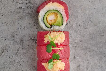 Ролл Урамаки с тунцом