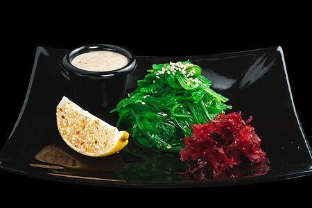 Салат чука с ореховым соусом