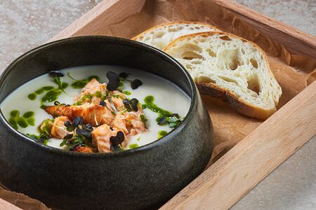 Крем суп из цветной капусты с копченым лососем и луковым песто