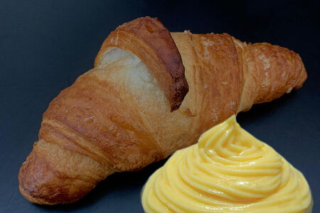 Круассан с заварным кремом