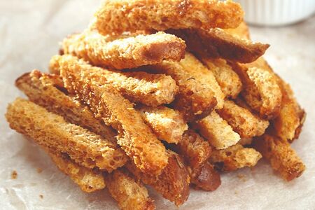 Чесночные сухарики