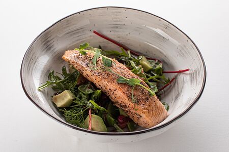 Опаленный лосось с грейпфрутом, лаймом и авокадо