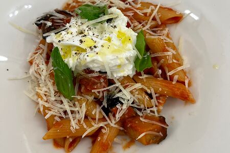 Паста с баклажанами, помидорами и страчателлой