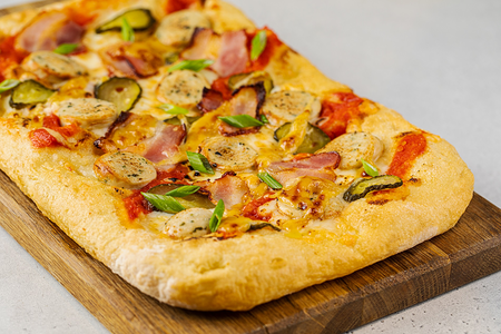 Пицца с мюнхенскими колбасками. беконом и солеными огурцами