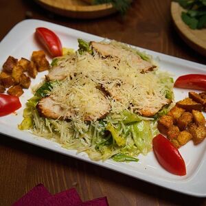 Салат Цезарь с цыпленком