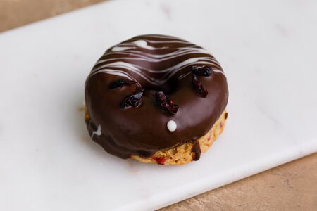 Пончик шоколад маракуйя