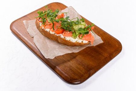 Брускетта с лососем и сливочно-творожным сыром
