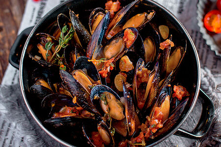 Мидии в томатном соусе с картофелем фри