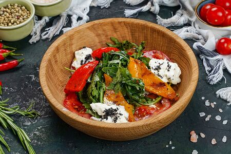 Страчателла с томатами и печеным перцем