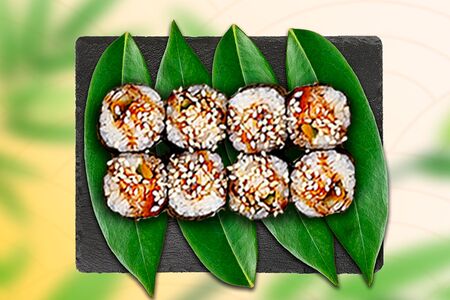 Маки с угрём и огурцом