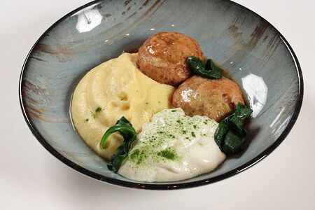 Куриные котлеты с пюре и сырным муссом