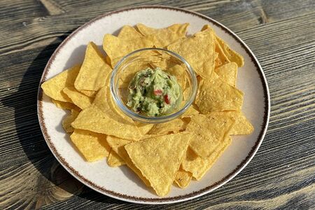 Начос с гуакамоле