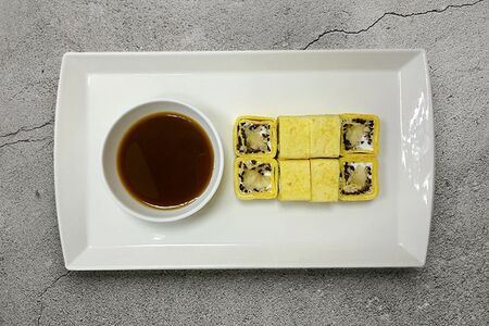 Сладкий ролл с арахисом и бананом