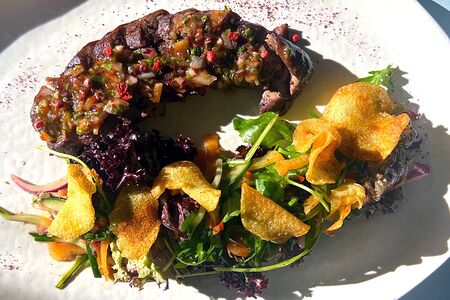 Салат с телятиной в соусе ткемали-алыча