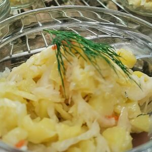 Салат с маринованной капустой