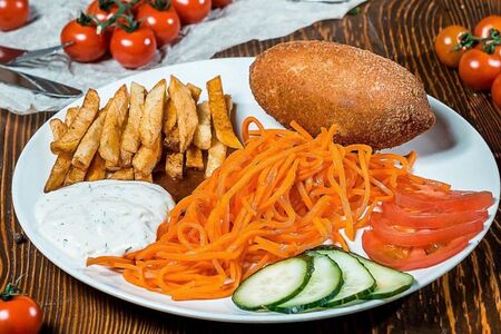 Котлета по-киевски на тарелке