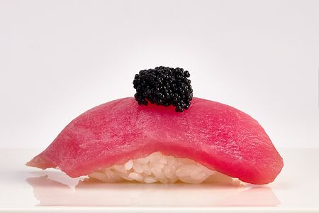 Нигири суши Тунец с икрой Тобико