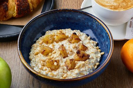 Овсяная каша с печеным яблоком