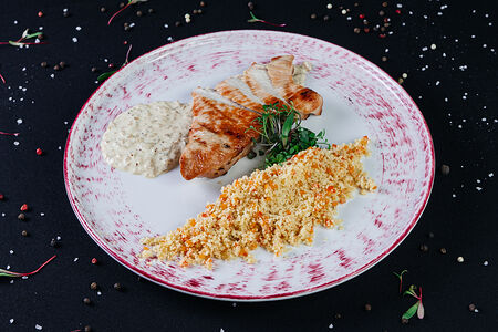 Стейк из индейки с кускусом и соусом форестье