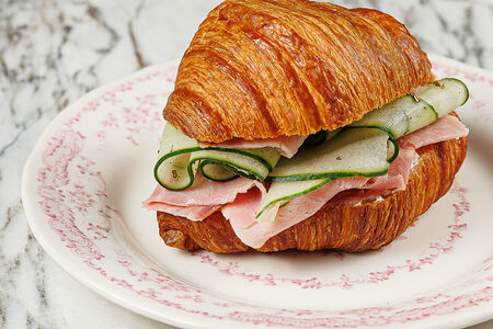 Круассан с ветчиной, сыром и свежим огурцом