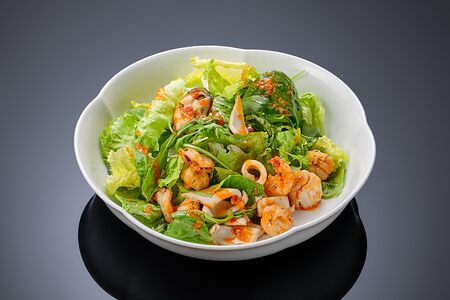 Листья салата с морепродуктами