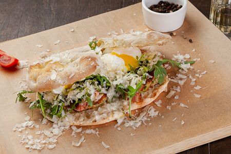 Сэндвич Панини с картофельными драниками и беконом