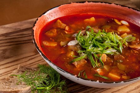 Солянка с копчёностями в подаче со сметаной и бородинским хлебом