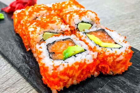 Ролл Калифорния с лососем