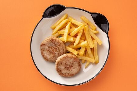 Жареные куриные котлетки с картофелем фри