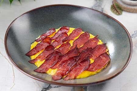 Ризотто с шафраном и копченой олениной