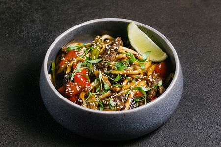 Удон с говядиной и овощами