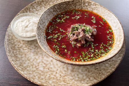 Борщ с мясом и сметаной