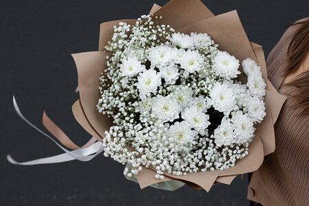 Букет из хризантем Балтика и гипсофилы Крафтовое облако