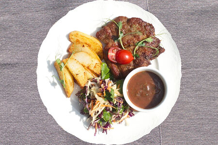 Стейк из свиной шеи с овощами гриль 