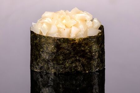 Гункан с гребешком