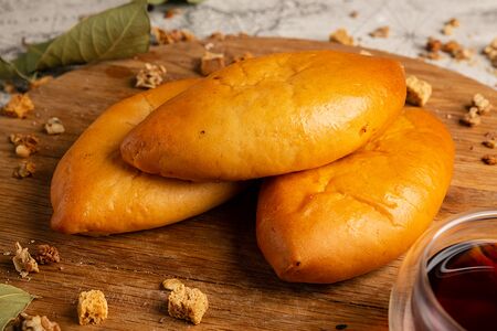 Пирожок с капустой и яйцом