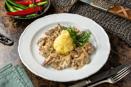 Бефстроганов с картофельным пюре