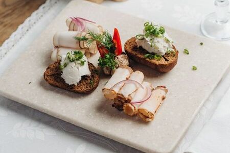 Ассорти сала с ржаным хлебом