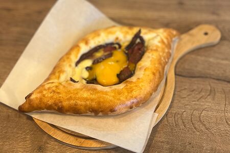 Хачапури по-аджарски с бастурмой