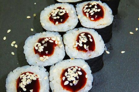 Ролл унаги маки