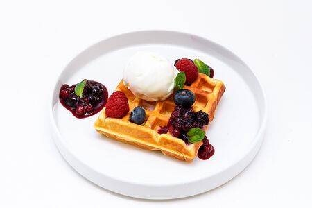 Сладкая вафля с ягодами
