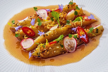 Запеченный баклажан с хрустящим луком и паназиатским соусом