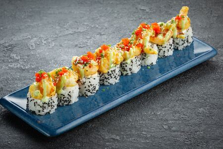 Креветка, тунец, соус васаби-манго